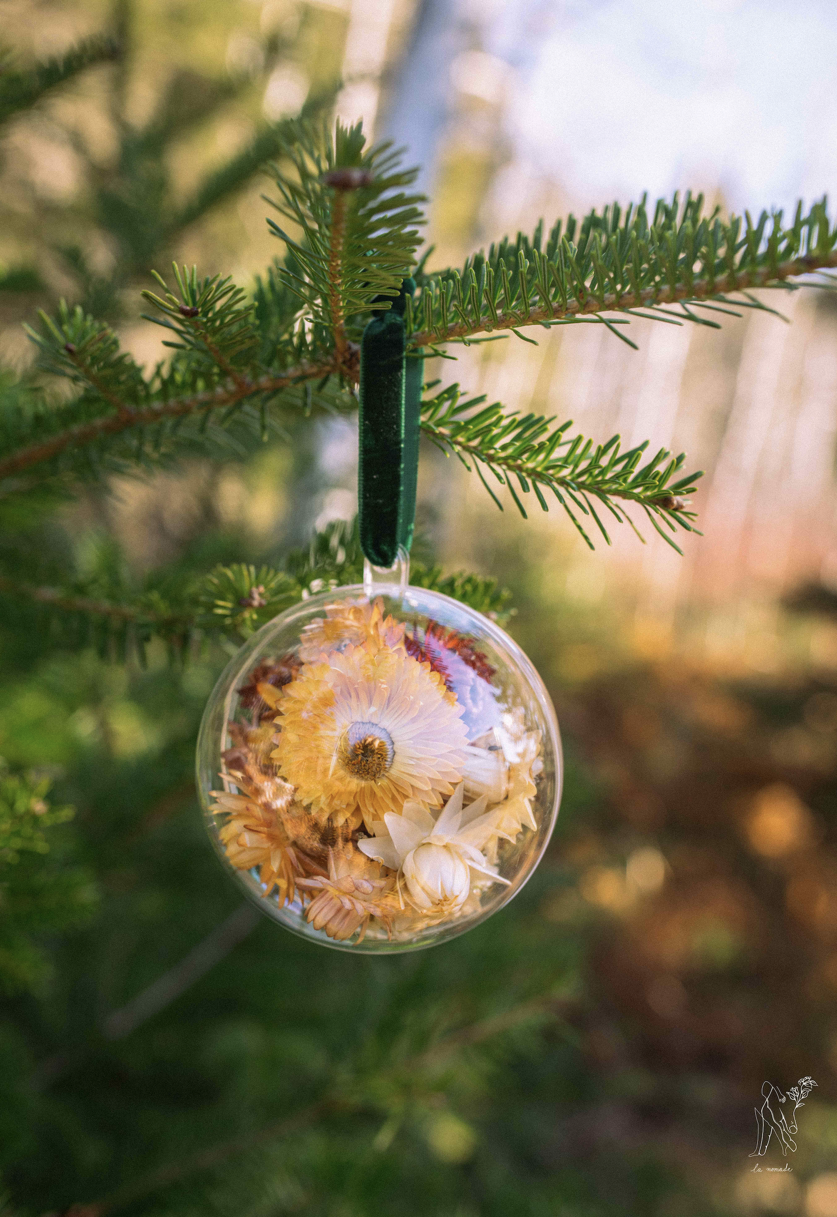 Boules de Noël avec fleurs séchées